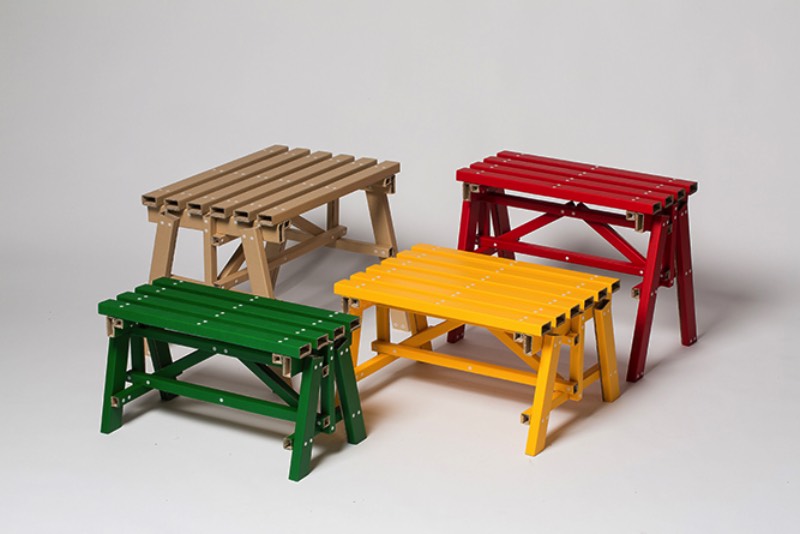 O estúdio de design sul-coreano PESI criou uma mesa de papelão que mais parece feita de madeira. Essa mesa recebeu o nome de Lumber Table e ela foi criada para desenvolver os potenciais não explorados do papelão como parte dos móveis das casas das pessoas. 