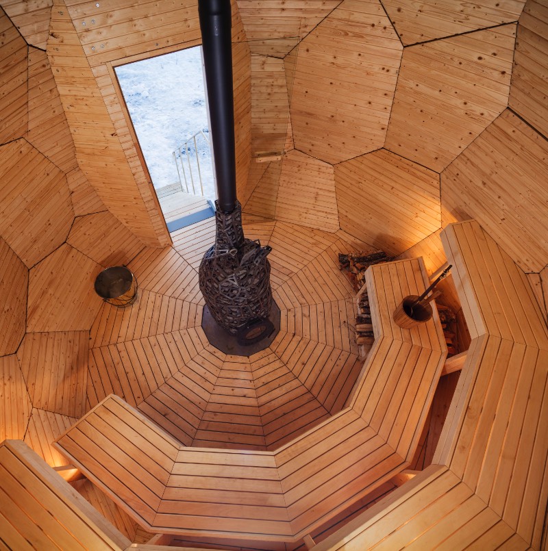 Brilhando na solidão gelada do norte da Suécia você vai encontrar uma estranha construção. Chamada de Solar Egg pelos seus criadores, a dupla conhecida como Bigert & Bergström, essa sauna feita de espelhos dourados é uma obra de arte que brilha no meio de uma paisagem repleta de neve. Essa estrutura é mais que uma sauna e mais do que apenas uma instalação excêntrica. 