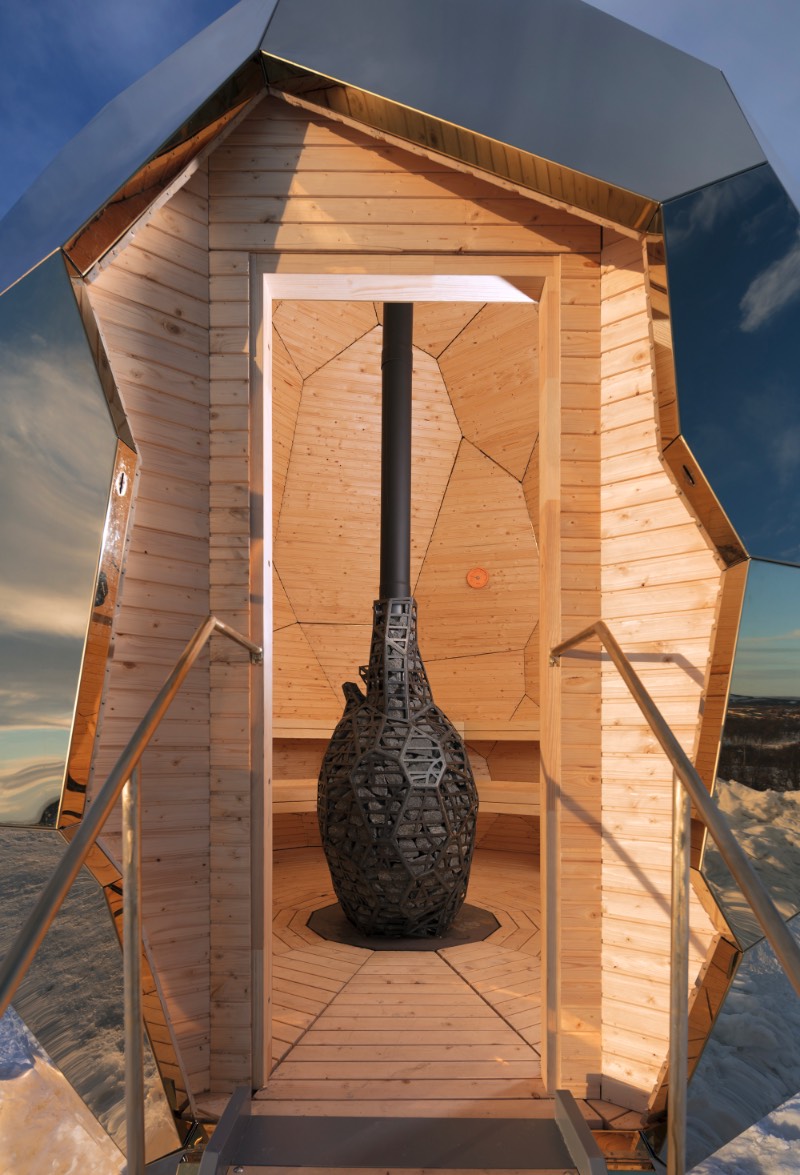 Brilhando na solidão gelada do norte da Suécia você vai encontrar uma estranha construção. Chamada de Solar Egg pelos seus criadores, a dupla conhecida como Bigert & Bergström, essa sauna feita de espelhos dourados é uma obra de arte que brilha no meio de uma paisagem repleta de neve. Essa estrutura é mais que uma sauna e mais do que apenas uma instalação excêntrica. 