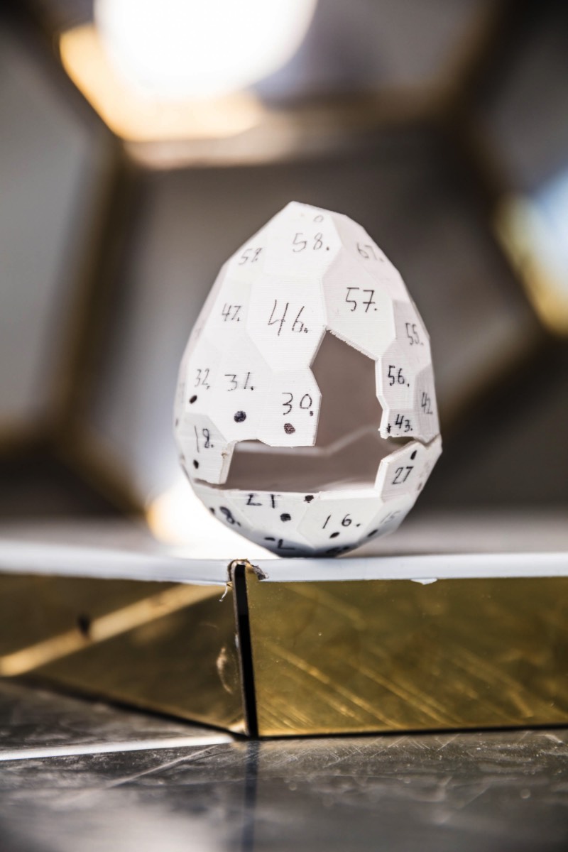 Brilhando na solidão gelada do norte da Suécia você vai encontrar uma estranha construção. Chamada de Solar Egg pelos seus criadores, a dupla conhecida como Bigert & Bergström, essa sauna feita de espelhos dourados é uma obra de arte que brilha no meio de uma paisagem repleta de neve. Essa estrutura é mais que uma sauna e mais do que apenas uma instalação excêntrica. 