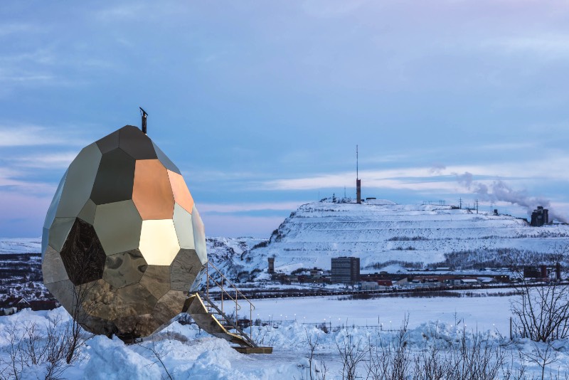 Brilhando na solidão gelada do norte da Suécia você vai encontrar uma estranha construção. Chamada de Solar Egg pelos seus criadores, a dupla conhecida como Bigert & Bergström, essa sauna feita de espelhos dourados é uma obra de arte que brilha no meio de uma paisagem repleta de neve. Essa estrutura é mais que uma sauna e mais do que apenas uma instalação excêntrica. 