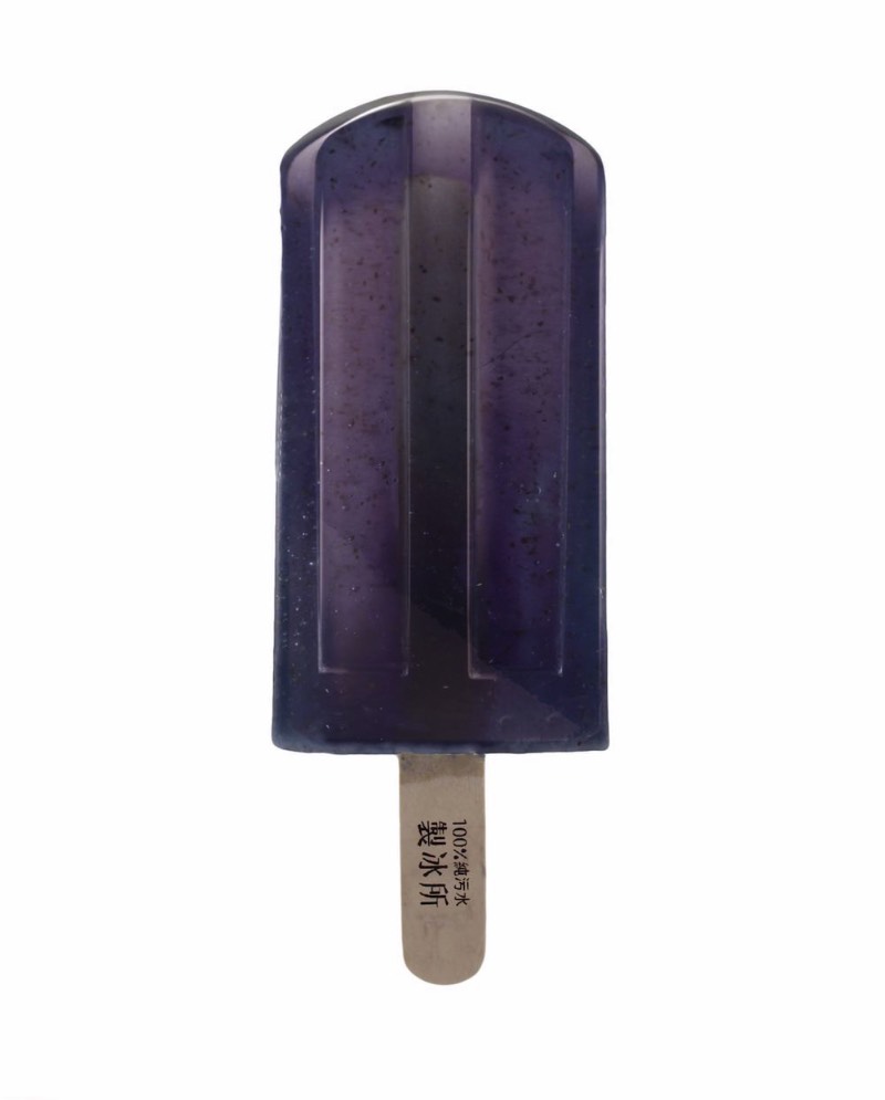 Os picolés de água poluída de Taiwan são parte de um projeto artístico dos estudantes Hung I-chen, Guo Yi-hui e Cheng Yu-ti da Universidade Nacional de Artes de Taiwan. O projeto recebeu o nome de Polluted Water Popsicles e foi feito com a água poluída de 100 localidades em Taiwan, primeiro coletando a água e depois preservando tudo em uma espécie de resina.