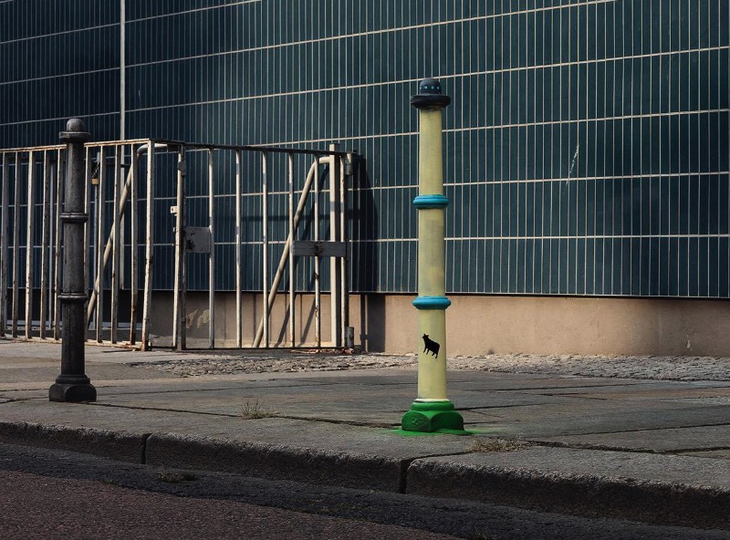 OAKOAK nasceu na cidade de Saint-Etienne, na França. Foi lá que ele começou a colar suas desenhos e produzir sua arte nas ruas. Tudo isso com a ideia de excitar o dia a dia das pessoas quando elas menos esperavam. Um ponto que eu acho interessante no trabalho dele é como ele explora dos pequenos erros da superfície urbana, todos aqueles pequenas rachaduras se tornam seu espaço para arte. É ali que ele adiciona seu ponto de vista, sua visão, seus personagens e suas referências de cultura pop. Dessa forma ele acaba transformando o ambiente urbano em algo mais poético.