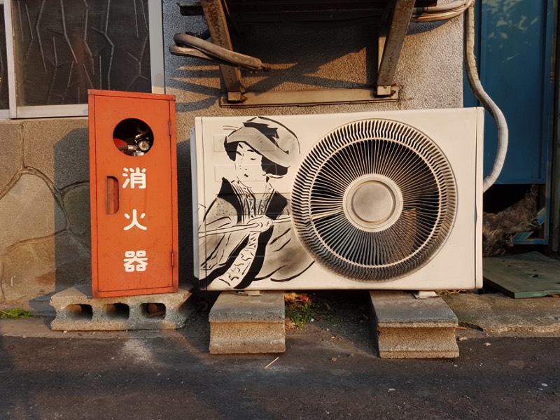 OAKOAK nasceu na cidade de Saint-Etienne, na França. Foi lá que ele começou a colar suas desenhos e produzir sua arte nas ruas. Tudo isso com a ideia de excitar o dia a dia das pessoas quando elas menos esperavam. Um ponto que eu acho interessante no trabalho dele é como ele explora dos pequenos erros da superfície urbana, todos aqueles pequenas rachaduras se tornam seu espaço para arte. É ali que ele adiciona seu ponto de vista, sua visão, seus personagens e suas referências de cultura pop. Dessa forma ele acaba transformando o ambiente urbano em algo mais poético.