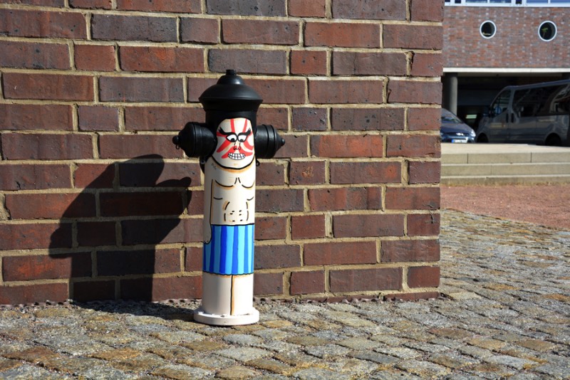 OAKOAK nasceu na cidade de Saint-Etienne, na França. Foi lá que ele começou a colar suas desenhos e produzir sua arte nas ruas. Tudo isso com a ideia de excitar o dia a dia das pessoas quando elas menos esperavam. Um ponto que eu acho interessante no trabalho dele é como ele explora dos pequenos erros da superfície urbana, todos aqueles pequenas rachaduras se tornam seu espaço para arte. É ali que ele adiciona seu ponto de vista, sua visão, seus personagens e suas referências de cultura pop. Dessa forma ele acaba transformando o ambiente urbano em algo mais poético.