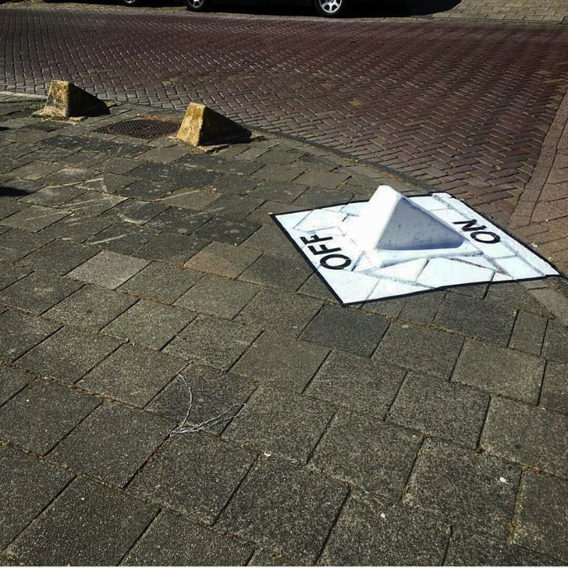 OAKOAK nasceu na cidade de Saint-Etienne, na França. Foi lá que ele começou a colar suas desenhos e produzir sua arte nas ruas. Tudo isso com a ideia de excitar o dia a dia das pessoas quando elas menos esperavam. Um ponto que eu acho interessante no trabalho dele é como ele explora dos pequenos erros da superfície urbana, todos aqueles pequenas rachaduras se tornam seu espaço para arte. É ali que ele adiciona seu ponto de vista, sua visão, seus personagens e suas referências de cultura pop. Dessa forma ele acaba transformando o ambiente urbano em algo mais poético.