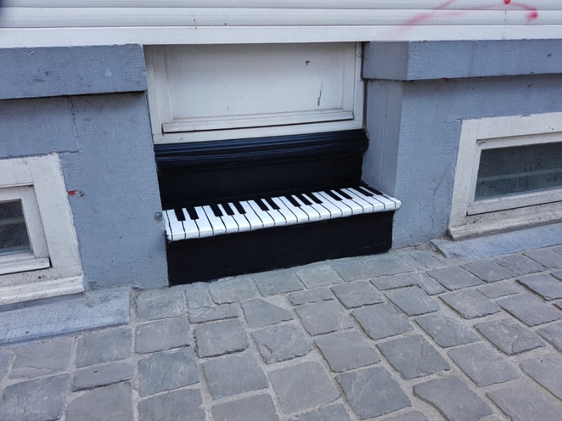 OAKOAK nasceu na cidade de Saint-Etienne, na França. Foi lá que ele começou a colar suas desenhos e produzir sua arte nas ruas. Tudo isso com a ideia de excitar o dia a dia das pessoas quando elas menos esperavam. Um ponto que eu acho interessante no trabalho dele é como ele explora dos pequenos erros da superfície urbana, todos aqueles pequenas rachaduras se tornam seu espaço para arte. É ali que ele adiciona seu ponto de vista, sua visão, seus personagens e suas referências de cultura pop. Dessa forma ele acaba transformando o ambiente urbano em algo mais poético.