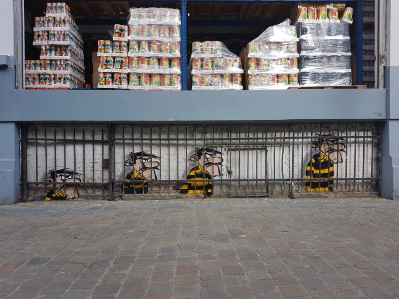 OAKOAK nasceu na cidade de Saint-Etienne, na França. Foi lá que ele começou a colar suas desenhos e produzir sua arte nas ruas. Tudo isso com a ideia de excitar o dia a dia das pessoas quando elas menos esperavam. Um ponto que eu acho interessante no trabalho dele é como ele explora dos pequenos erros da superfície urbana, todos aqueles pequenas rachaduras se tornam seu espaço para arte. É ali que ele adiciona seu ponto de vista, sua visão, seus personagens e suas referências de cultura pop. Dessa forma ele acaba transformando o ambiente urbano em algo mais poético.