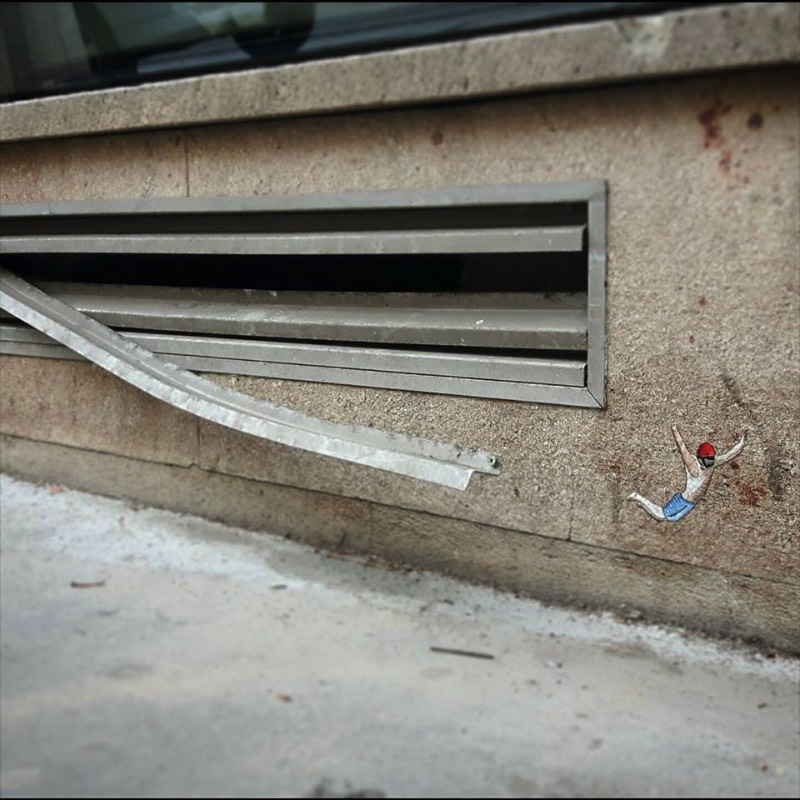 OAKOAK nasceu na cidade de Saint-Etienne, na França. Foi lá que ele começou a colar suas desenhos e produzir sua arte nas ruas. Tudo isso com a ideia de excitar o dia a dia das pessoas quando elas menos esperavam. Um ponto que eu acho interessante no trabalho dele é como ele explora dos pequenos erros da superfície urbana, todos aqueles pequenas rachaduras se tornam seu espaço para arte. É ali que ele adiciona seu ponto de vista, sua visão, seus personagens e suas referências de cultura pop. Dessa forma ele acaba transformando o ambiente urbano em algo mais poético.