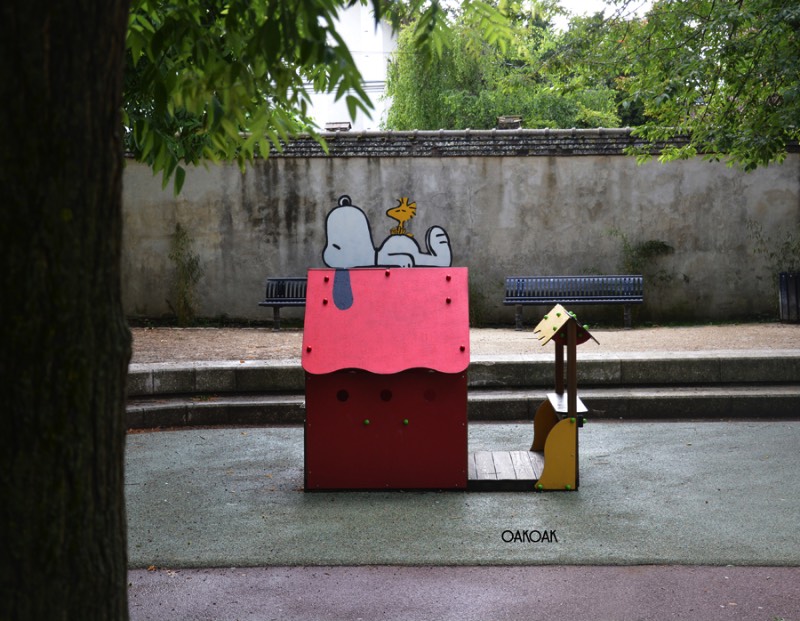 OAKOAK nasceu na cidade de Saint-Etienne, na França. Foi lá que ele começou a colar suas desenhos e produzir sua arte nas ruas. Tudo isso com a ideia de excitar o dia a dia das pessoas quando elas menos esperavam. Um ponto que eu acho interessante no trabalho dele é como ele explora dos pequenos erros da superfície urbana, todos aqueles pequenas rachaduras se tornam seu espaço para arte. É ali que ele adiciona seu ponto de vista, sua visão, seus personagens e suas referências de cultura pop. Dessa forma ele acaba transformando o ambiente urbano em algo mais poético.