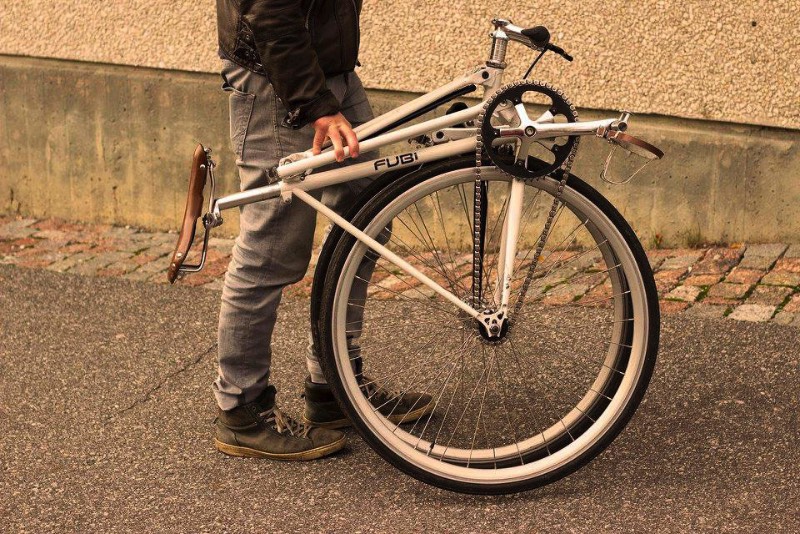 Fubi Fixie é uma bicicleta com um visual tradicional mas ela é mais do que isso. Essa é uma bicicleta dobrável que não perde em nada para aquelas com visual tradicional, seguindo com o mesmo design e com os mesmos elementos. Só que esses elementos acabam sendo reconstruídos de uma forma com que o frame da mesma possa ser desmontável, tornando a bicicleta em algo metade do tamanho. 