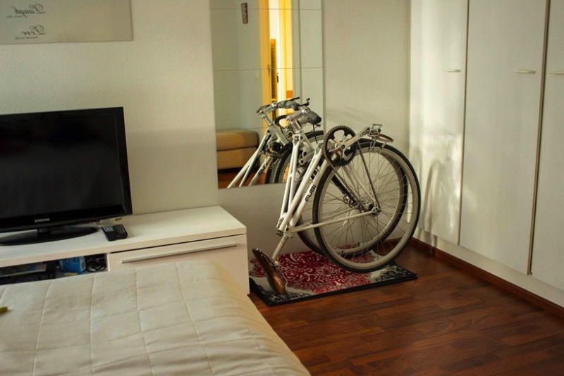 Fubi Fixie é uma bicicleta com um visual tradicional mas ela é mais do que isso. Essa é uma bicicleta dobrável que não perde em nada para aquelas com visual tradicional, seguindo com o mesmo design e com os mesmos elementos. Só que esses elementos acabam sendo reconstruídos de uma forma com que o frame da mesma possa ser desmontável, tornando a bicicleta em algo metade do tamanho. 
