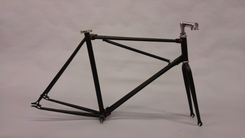 Fubi Fixie é uma bicicleta com um visual tradicional mas ela é mais do que isso. Essa é uma bicicleta dobrável que não perde em nada para aquelas com visual tradicional, seguindo com o mesmo design e com os mesmos elementos. Só que esses elementos acabam sendo reconstruídos de uma forma com que o frame da mesma possa ser desmontável, tornando a bicicleta em algo metade do tamanho. 