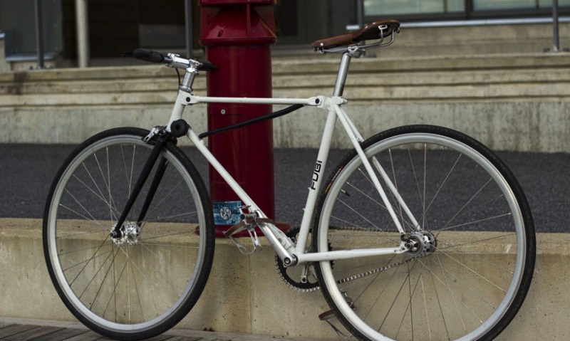 Fubi Fixie é uma bicicleta com um visual tradicional mas ela é mais do que isso. Essa é uma bicicleta dobrável que não perde em nada para aquelas com visual tradicional, seguindo com o mesmo design e com os mesmos elementos. Só que esses elementos acabam sendo reconstruídos de uma forma com que o frame da mesma possa ser desmontável, tornando a bicicleta em algo metade do tamanho. 