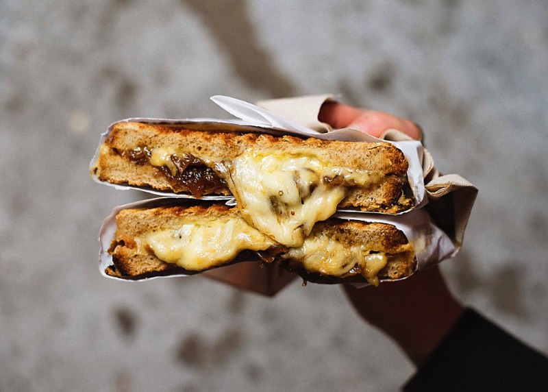 Algumas vezes eu me deparo com trabalhos bem interessantes feitos para pequenos clientes. Foi isso o pessoal do We are Büro Büro criou para o Frau Dr. Schneider’s Grilled Cheese Wonderland, um food truck que faz um dos mais bonitos queijos grelhados que eu já vi na vida. A identidade visual que foi desenvolvida é bem criativa e me lembrou alguns desenhos que era feitos para marcas de skate quando eu estava crescendo. Ou seja, não tem como não achar fenomenal.