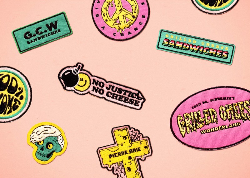 Algumas vezes eu me deparo com trabalhos bem interessantes feitos para pequenos clientes. Foi isso o pessoal do We are Büro Büro criou para o Frau Dr. Schneider’s Grilled Cheese Wonderland, um food truck que faz um dos mais bonitos queijos grelhados que eu já vi na vida. A identidade visual que foi desenvolvida é bem criativa e me lembrou alguns desenhos que era feitos para marcas de skate quando eu estava crescendo. Ou seja, não tem como não achar fenomenal.