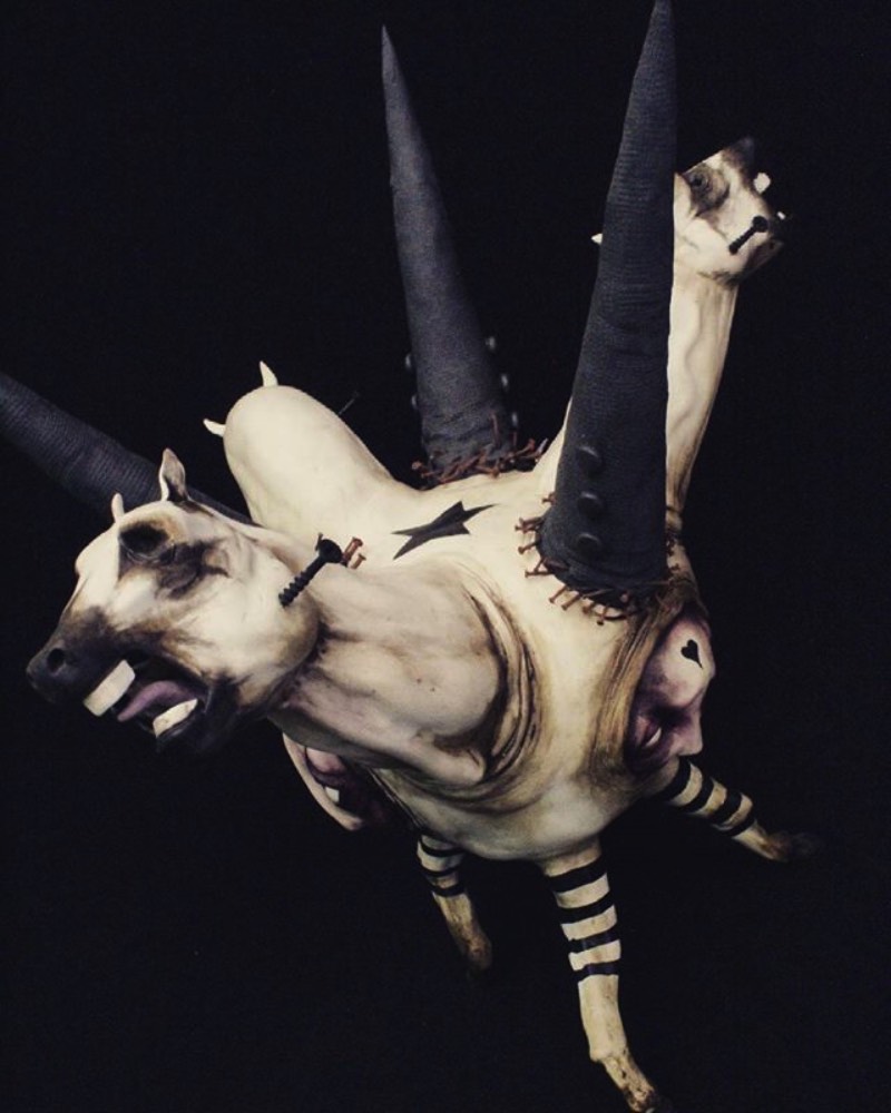 As esculturas de Emil Melmoth retratam uma mistura de niilismo, existencialismo e pessimismo através de questionamentos da nossa transcendência pela morte. É isso que eu enxergo nas estranhas esculturas anatômicas feitas de cera que eu me deparei no Instagram desse artista sombrio. Algumas de suas esculturas parecem meditar sobre a fragilidade do ser humano, outras parecem identificar a efemeridade da vida e olham para lugar nenhum enquanto isso.