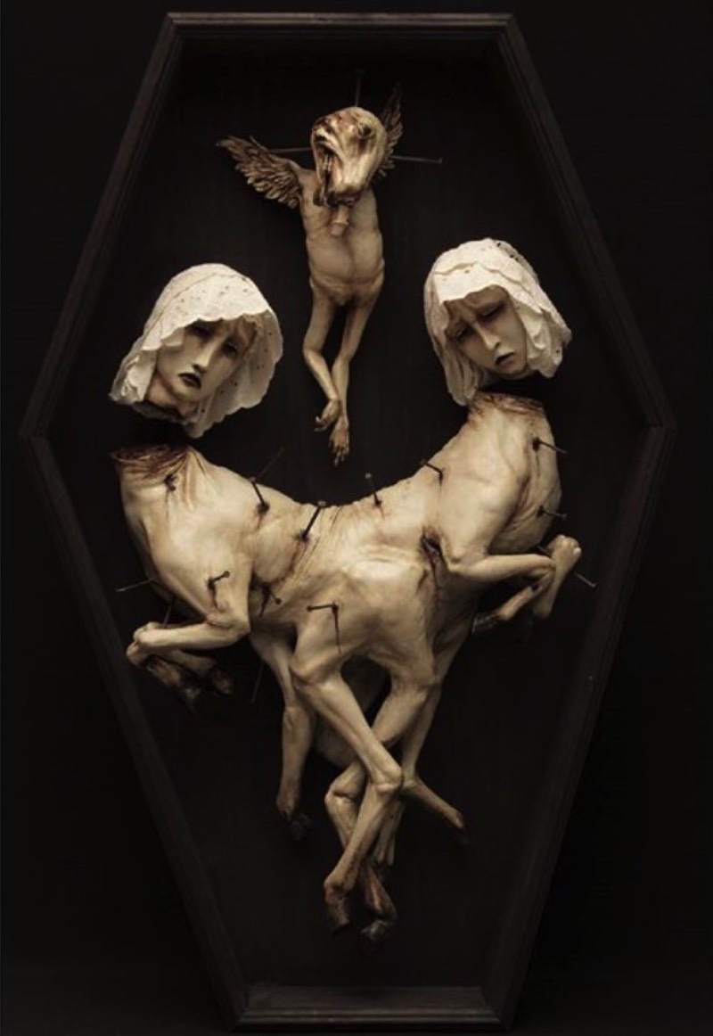 As esculturas de Emil Melmoth retratam uma mistura de niilismo, existencialismo e pessimismo através de questionamentos da nossa transcendência pela morte. É isso que eu enxergo nas estranhas esculturas anatômicas feitas de cera que eu me deparei no Instagram desse artista sombrio. Algumas de suas esculturas parecem meditar sobre a fragilidade do ser humano, outras parecem identificar a efemeridade da vida e olham para lugar nenhum enquanto isso.