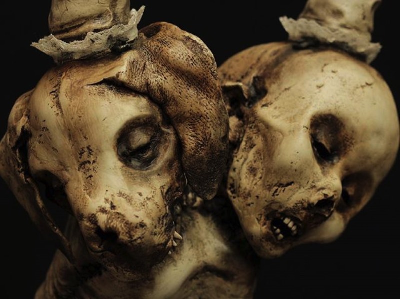 As esculturas de Emil Melmoth retratam uma mistura de niilismo, existencialismo e pessimismo através de questionamentos da nossa transcendência pela morte. É isso que eu enxergo nas estranhas esculturas anatômicas feitas de cera que eu me deparei no Instagram desse artista sombrio. Algumas de suas esculturas parecem meditar sobre a fragilidade do ser humano, outras parecem identificar a efemeridade da vida e olham para lugar nenhum enquanto isso.