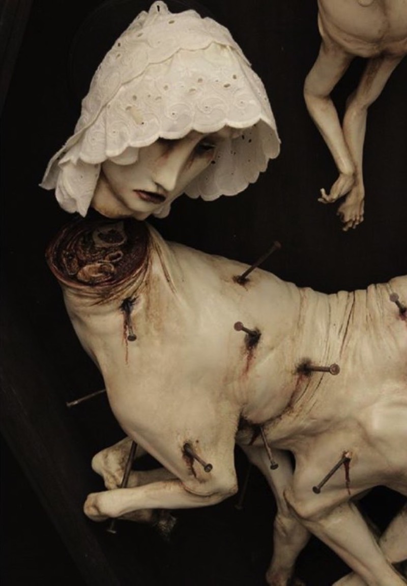 As esculturas de Emil Melmoth retratam uma mistura de niilismo, existencialismo e pessimismo através de questionamentos da nossa transcendência pela morte. É isso que eu enxergo nas estranhas esculturas anatômicas feitas de cera que eu me deparei no Instagram desse artista sombrio. Algumas de suas esculturas parecem meditar sobre a fragilidade do ser humano, outras parecem identificar a efemeridade da vida e olham para lugar nenhum enquanto isso.