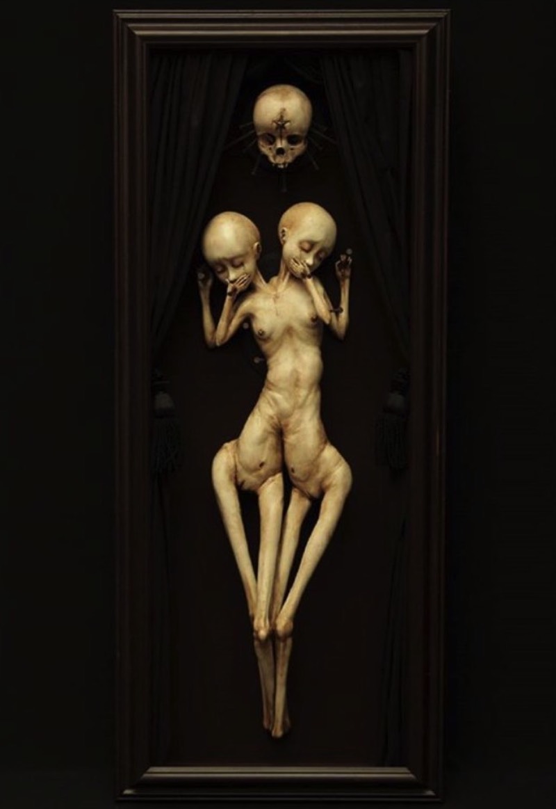 As esculturas de Emil Melmoth retratam uma mistura de niilismo, existencialismo e pessimismo através de questionamentos da nossa transcendência pela morte. É isso que eu enxergo nas estranhas esculturas anatômicas feitas de cera que eu me deparei no Instagram desse artista sombrio. Algumas de suas esculturas parecem meditar sobre a fragilidade do ser humano, outras parecem identificar a efemeridade da vida e olham para lugar nenhum enquanto isso.