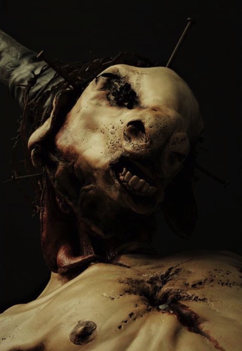 As esculturas de Emil Melmoth retratam uma mistura de niilismo, existencialismo e pessimismo através de questionamentos da nossa transcendência pela morte. É isso que eu enxergo nas estranhas esculturas anatômicas feitas de cera que eu me deparei no Instagram desse artista sombrio. Algumas de suas esculturas parecem meditar sobre a fragilidade do ser humano, outras parecem identificar a efemeridade da vida e olham para lugar nenhum enquanto isso.