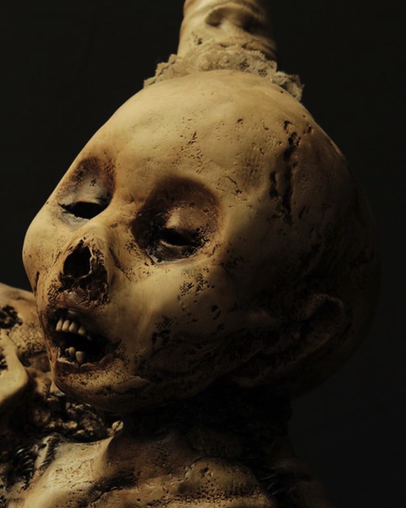 As esculturas de Emil Melmoth retratam uma mistura de niilismo, existencialismo e pessimismo através de questionamentos da nossa transcendência pela morte. É isso que eu enxergo nas estranhas esculturas anatômicas feitas de cera que eu me deparei no Instagram desse artista sombrio. Algumas de suas esculturas parecem meditar sobre a fragilidade do ser humano, outras parecem identificar a efemeridade da vida e olham para lugar nenhum enquanto isso.