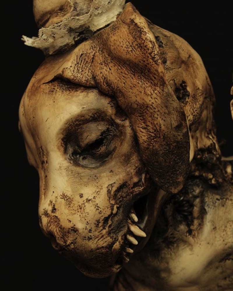 As esculturas de Emil Melmoth retratam uma mistura de niilismo, existencialismo e pessimismo através de questionamentos da nossa transcendência pela morte. É isso que eu enxergo nas estranhas esculturas anatômicas feitas de cera que eu me deparei no Instagram desse artista sombrio. Algumas de suas esculturas parecem meditar sobre a fragilidade do ser humano, outras parecem identificar a efemeridade da vida e olham para lugar nenhum enquanto isso.