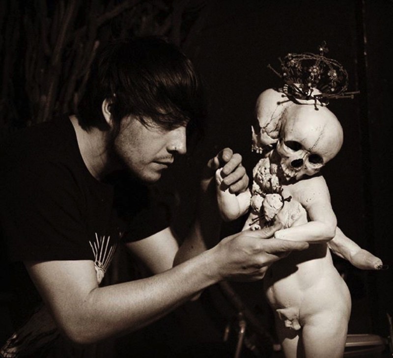 As esculturas de Emil Melmoth retratam uma mistura de niilismo, existencialismo e pessimismo através de questionamentos da nossa transcendência pela morte. É isso que eu enxergo nas estranhas esculturas anatômicas feitas de cera que eu me deparei no Instagram desse artista sombrio. Algumas de suas esculturas parecem meditar sobre a fragilidade do ser humano, outras parecem identificar a efemeridade da vida e olham para lugar nenhum enquanto isso.