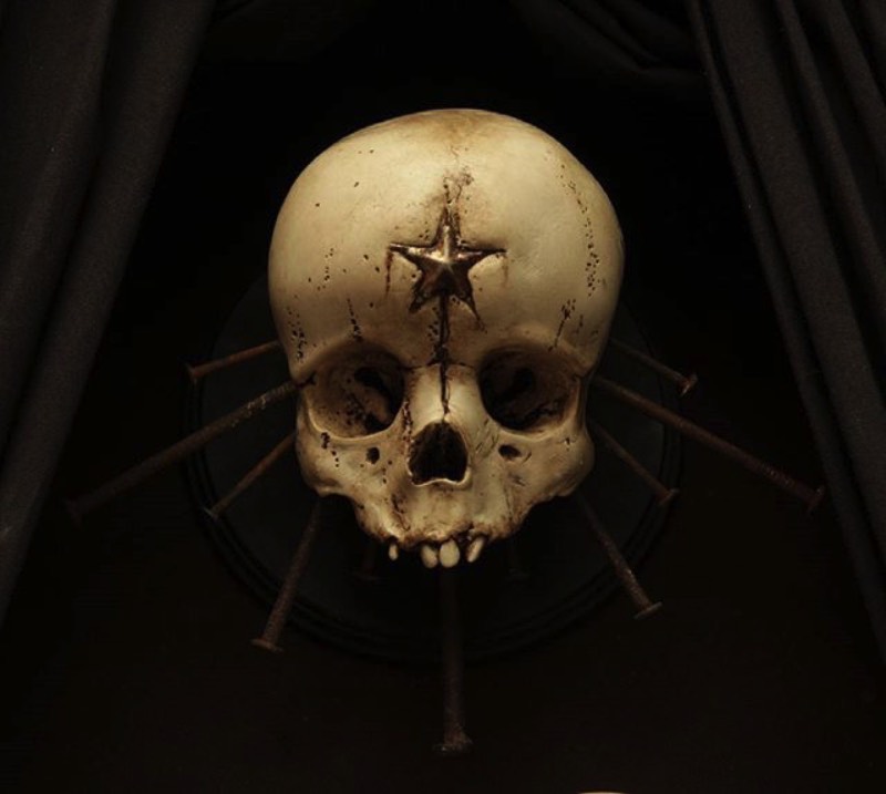 As esculturas de Emil Melmoth retratam uma mistura de niilismo, existencialismo e pessimismo através de questionamentos da nossa transcendência pela morte. É isso que eu enxergo nas estranhas esculturas anatômicas feitas de cera que eu me deparei no Instagram desse artista sombrio. Algumas de suas esculturas parecem meditar sobre a fragilidade do ser humano, outras parecem identificar a efemeridade da vida e olham para lugar nenhum enquanto isso.