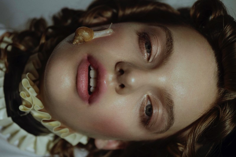 Clara Giaminardi é uma das fotógrafas mais jovens que já trabalhou com projetos para a Vogue Itália e ela conseguiu isso devido a expressividade que ela aplica na sua fotografia de moda. Explorando de um jeito bem pessoal as formas e posições que o corpo feminino. Sua visão e suas referências são da arte performática, a literatura feminista e a dança contemporânea. Quando essas coisas são combinadas com o amor da fotógrafa por diferentes texturas e pelas pequenas imperfeições que todos temos, o resultado é o que você pode ver nas fotos que eu selecionei do seu portfólio hoje.