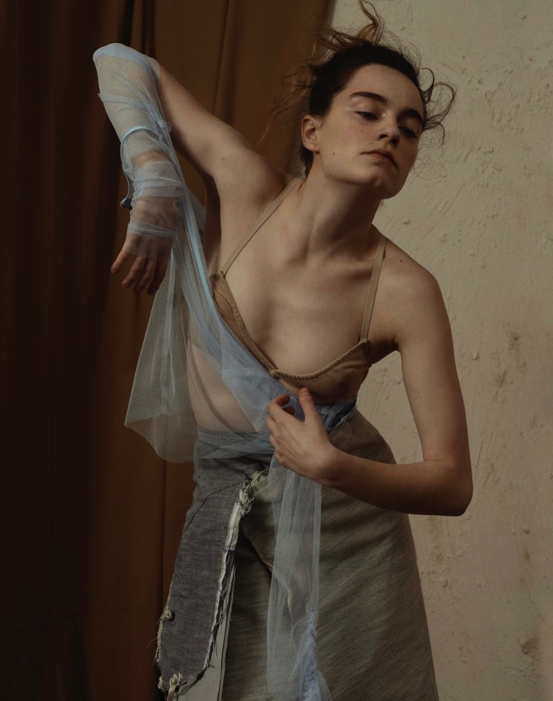 Clara Giaminardi é uma das fotógrafas mais jovens que já trabalhou com projetos para a Vogue Itália e ela conseguiu isso devido a expressividade que ela aplica na sua fotografia de moda. Explorando de um jeito bem pessoal as formas e posições que o corpo feminino. Sua visão e suas referências são da arte performática, a literatura feminista e a dança contemporânea. Quando essas coisas são combinadas com o amor da fotógrafa por diferentes texturas e pelas pequenas imperfeições que todos temos, o resultado é o que você pode ver nas fotos que eu selecionei do seu portfólio hoje.