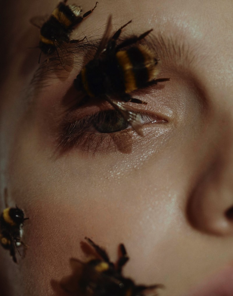 Clara Giaminardi é uma das fotógrafas mais jovens que já trabalhou com projetos para a Vogue Itália e ela conseguiu isso devido a expressividade que ela aplica na sua fotografia de moda. Explorando de um jeito bem pessoal as formas e posições que o corpo feminino. Sua visão e suas referências são da arte performática, a literatura feminista e a dança contemporânea. Quando essas coisas são combinadas com o amor da fotógrafa por diferentes texturas e pelas pequenas imperfeições que todos temos, o resultado é o que você pode ver nas fotos que eu selecionei do seu portfólio hoje.