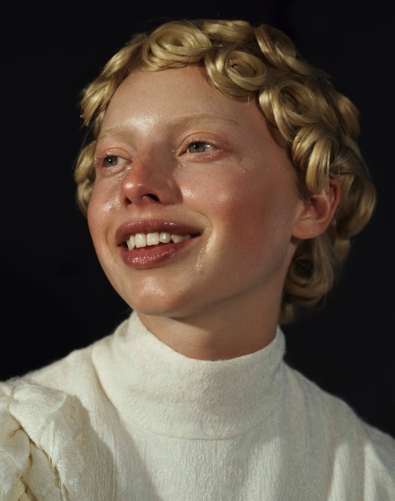 Clara Giaminardi é uma das fotógrafas mais jovens que já trabalhou com projetos para a Vogue Itália e ela conseguiu isso devido a expressividade que ela aplica na sua fotografia de moda. Explorando de um jeito bem pessoal as formas e posições que o corpo feminino. Sua visão e suas referências são da arte performática, a literatura feminista e a dança contemporânea. Quando essas coisas são combinadas com o amor da fotógrafa por diferentes texturas e pelas pequenas imperfeições que todos temos, o resultado é o que você pode ver nas fotos que eu selecionei do seu portfólio hoje.