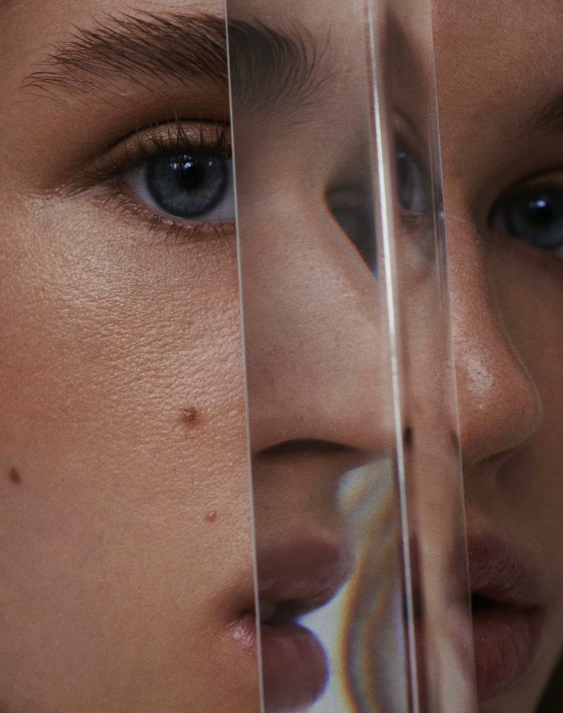 Clara Giaminardi é uma das fotógrafas mais jovens que já trabalhou com projetos para a Vogue Itália e ela conseguiu isso devido a expressividade que ela aplica na sua fotografia de moda. Explorando de um jeito bem pessoal as formas e posições que o corpo feminino. Sua visão e suas referências são da arte performática, a literatura feminista e a dança contemporânea. Quando essas coisas são combinadas com o amor da fotógrafa por diferentes texturas e pelas pequenas imperfeições que todos temos, o resultado é o que você pode ver nas fotos que eu selecionei do seu portfólio hoje.