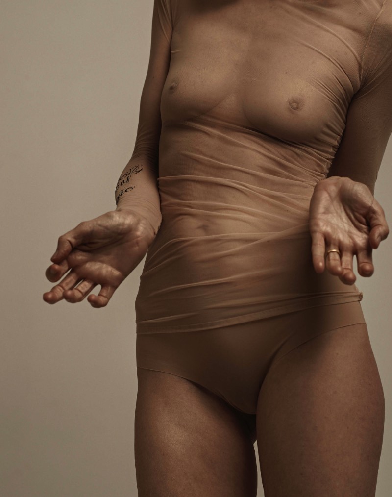 Clara Giaminardi é uma das fotógrafas mais jovens que já trabalhou com projetos para a Vogue Itália e ela conseguiu isso devido a expressividade que ela aplica na sua fotografia de moda. Explorando de um jeito bem pessoal as formas e posições que o corpo feminino. Sua visão e suas referências são da arte performática, a literatura feminista e a dança contemporânea. Quando essas coisas são combinadas com o amor da fotógrafa por diferentes texturas e pelas pequenas imperfeições que todos temos, o resultado é o que você pode ver nas fotos que eu selecionei do seu portfólio hoje.