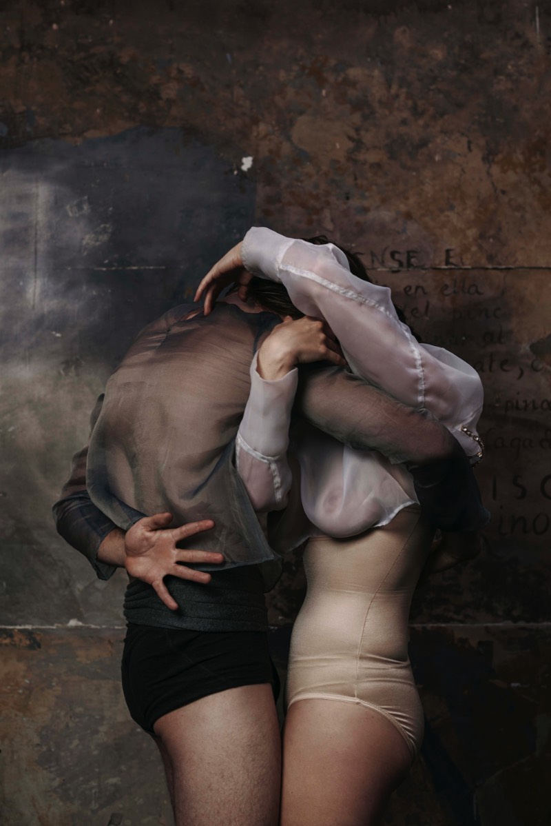 Clara Giaminardi é uma das fotógrafas mais jovens que já trabalhou com projetos para a Vogue Itália e ela conseguiu isso devido a expressividade que ela aplica na sua fotografia de moda. Explorando de um jeito bem pessoal as formas e posições que o corpo feminino. Sua visão e suas referências são da arte performática, a literatura feminista e a dança contemporânea. Quando essas coisas são combinadas com o amor da fotógrafa por diferentes texturas e pelas pequenas imperfeições que todos temos, o resultado é o que você pode ver nas fotos que eu selecionei do seu portfólio hoje.