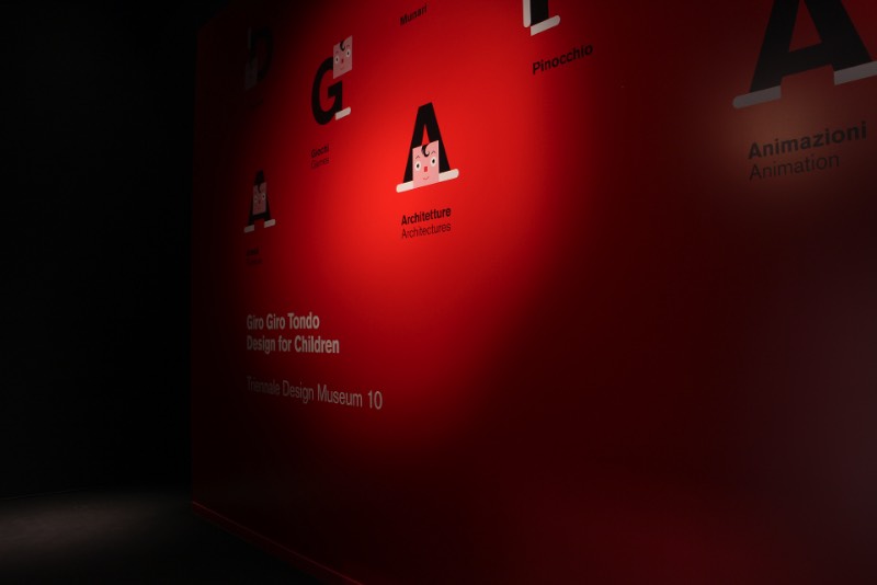 Giro Giro Tondo é uma exposição voltada para a produção italiana de design para crianças e voltada para a infância. Lá você vai aprender sobre o mundo que é criado com crianças em mente. Entre elas móveis, brinquedos, arquitetura, design gráfico e o mundo de animação. Além disso, lá você ainda pode aprender mais sobre algumas das figuras chave do design como Bruno Munari e Riccardo Dalisi que foram muito importantes no que se trata de design e educação.
