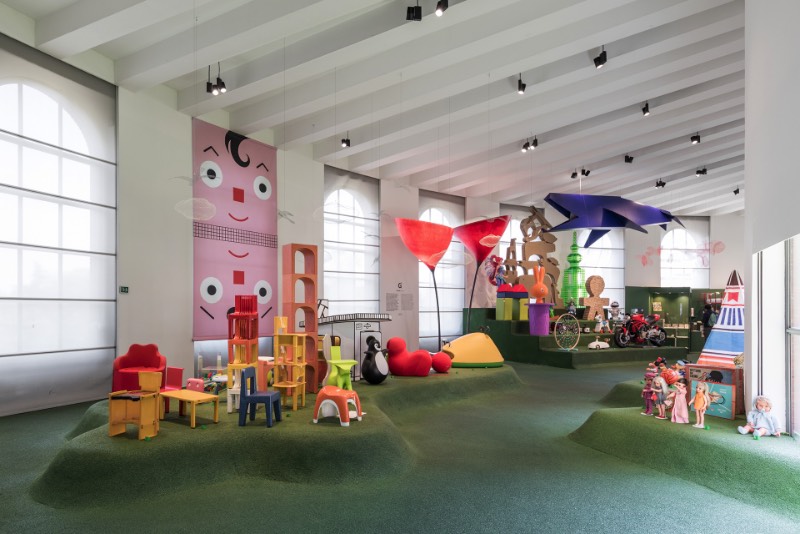 Giro Giro Tondo é uma exposição voltada para a produção italiana de design para crianças e voltada para a infância. Lá você vai aprender sobre o mundo que é criado com crianças em mente. Entre elas móveis, brinquedos, arquitetura, design gráfico e o mundo de animação. Além disso, lá você ainda pode aprender mais sobre algumas das figuras chave do design como Bruno Munari e Riccardo Dalisi que foram muito importantes no que se trata de design e educação.