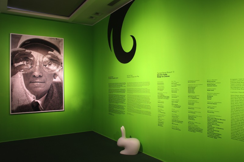 Giro Giro Tondo é uma exposição voltada para a produção italiana de design para crianças e voltada para a infância. Lá você vai aprender sobre o mundo que é criado com crianças em mente. Entre elas móveis, brinquedos, arquitetura, design gráfico e o mundo de animação. Além disso, lá você ainda pode aprender mais sobre algumas das figuras chave do design como Bruno Munari e Riccardo Dalisi que foram muito importantes no que se trata de design e educação.
