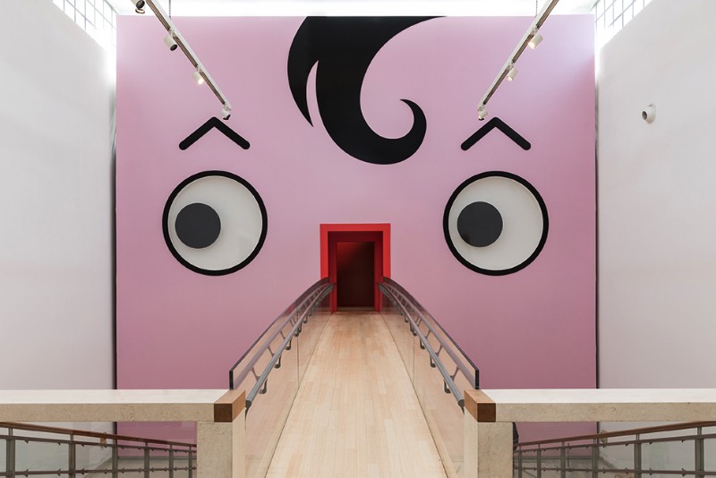 Giro Giro Tondo é uma exposição voltada para a produção italiana de design para crianças e voltada para a infância. Lá você vai aprender sobre o mundo que é criado com crianças em mente. Entre elas móveis, brinquedos, arquitetura, design gráfico e o mundo de animação. Além disso, lá você ainda pode aprender mais sobre algumas das figuras chave do design como Bruno Munari e Riccardo Dalisi que foram muito importantes no que se trata de design e educação.