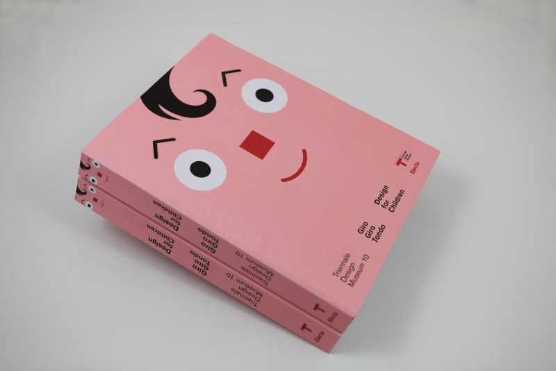 Giro Giro Tondo é uma exposição voltada para a produção italiana de design para crianças e voltada para a infância. Lá você vai aprender sobre o mundo que é criado com crianças em mente. Entre elas móveis, brinquedos, arquitetura, design gráfico e o mundo de animação. Além disso, lá você ainda pode aprender mais sobre algumas das figuras chave do design como Bruno Munari e Riccardo Dalisi que foram muito importantes no que se trata de design e educação.