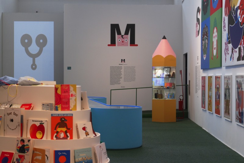 Giro Giro Tondo é uma exposição voltada para a produção italiana de design para crianças e voltada para a infância. Lá você vai aprender sobre o mundo que é criado com crianças em mente. Entre elas móveis, brinquedos, arquitetura, design gráfico e o mundo de animação. Além disso, lá você ainda pode aprender mais sobre algumas das figuras chave do design como Bruno Munari e Riccardo Dalisi que foram muito importantes no que se trata de design e educação.