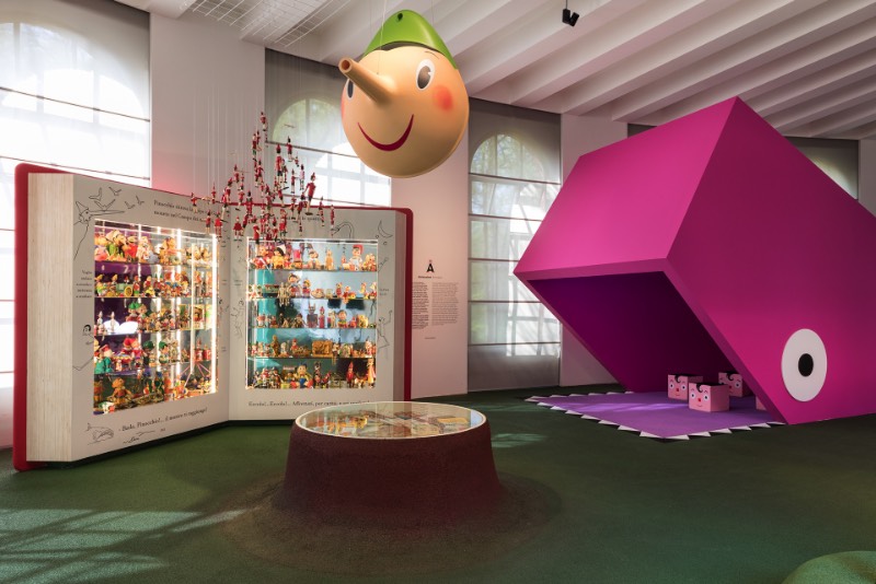 Giro Giro Tondo é uma exposição voltada para a produção italiana de design para crianças e voltada para a infância. Lá você vai aprender sobre o mundo que é criado com crianças em mente. Entre elas móveis, brinquedos, arquitetura, design gráfico e o mundo de animação. Além disso, lá você ainda pode aprender mais sobre algumas das figuras chave do design como Bruno Munari e Riccardo Dalisi que foram muito importantes no que se trata de design e educação.