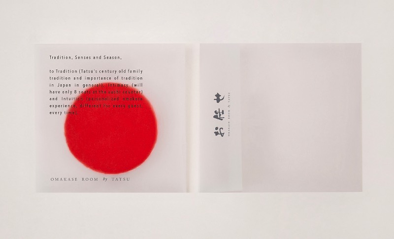 Omakase Room by Tatsu é um restaurante e sushi bar intimista no coração do West Village de Nova Iorque. Como o restaurante segue o conceito japonês omakase, as refeições são guiadas e selecionadas pela sabedoria e conhecimento do chef. Dessa forma, todo o conceito do restaurante vive ao redor do chef Tatsuya Sekiguchi. Foi isso que o pessoal do Savvy Studio resolveu desenvolver quando receberam o projeto de criação de uma identidade visual para o restaurante.