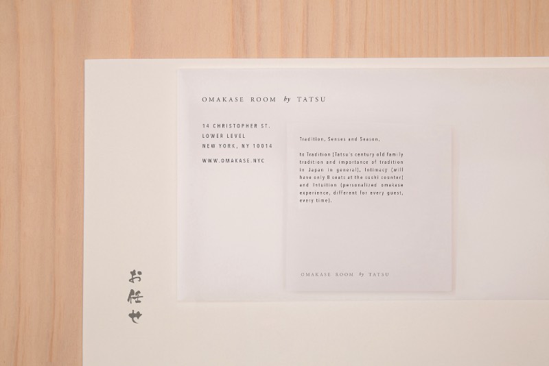 Omakase Room by Tatsu é um restaurante e sushi bar intimista no coração do West Village de Nova Iorque. Como o restaurante segue o conceito japonês omakase, as refeições são guiadas e selecionadas pela sabedoria e conhecimento do chef. Dessa forma, todo o conceito do restaurante vive ao redor do chef Tatsuya Sekiguchi. Foi isso que o pessoal do Savvy Studio resolveu desenvolver quando receberam o projeto de criação de uma identidade visual para o restaurante.