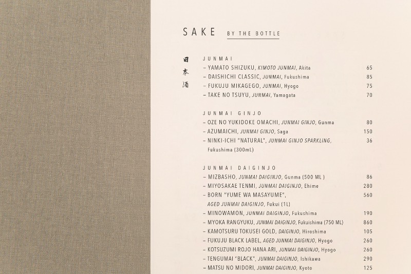 Omakase Room by Tatsu é um restaurante e sushi bar intimista no coração do West Village de Nova Iorque. Como o restaurante segue o conceito japonês omakase, as refeições são guiadas e selecionadas pela sabedoria e conhecimento do chef. Dessa forma, todo o conceito do restaurante vive ao redor do chef Tatsuya Sekiguchi. Foi isso que o pessoal do Savvy Studio resolveu desenvolver quando receberam o projeto de criação de uma identidade visual para o restaurante.