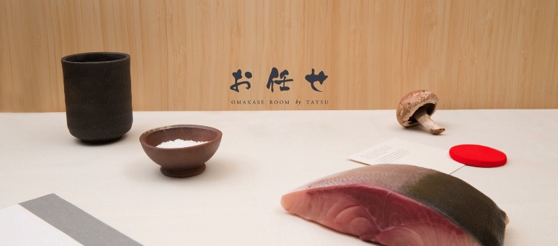 Omakase Room by Tatsu é um restaurante e sushi bar intimista no coração do West Village de Nova Iorque. Como o restaurante segue o conceito japonês omakase, as refeições são guiadas e selecionadas pela sabedoria e conhecimento do chef. Dessa forma, todo o conceito do restaurante vive ao redor do chef Tatsuya Sekiguchi. Foi isso que o pessoal do Savvy Studio resolveu desenvolver quando receberam o projeto de criação de uma identidade visual para o restaurante.
