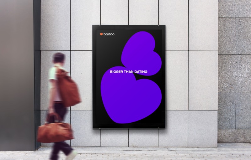Com a chegada do aniversário de dez anos do Badoo, a empresa precisava encontrar uma forma especial de celebrar tudo que eles conseguiram fazer no mundo de aplicativos de namoro. Através dos anos, a empresa criou algumas das melhores ferramentas nesse mercado em mais de 41 línguas e com presença em 190 países através do mundo. E isso não quer dizer que eles pararam por ai. Eles continuam experimentando com tecnologias e novas funções e todo esse desenvolvimento rápido acabou deteriorando um dos pontos mais importantes para uma empresa: sua identidade visual e seu branding. 