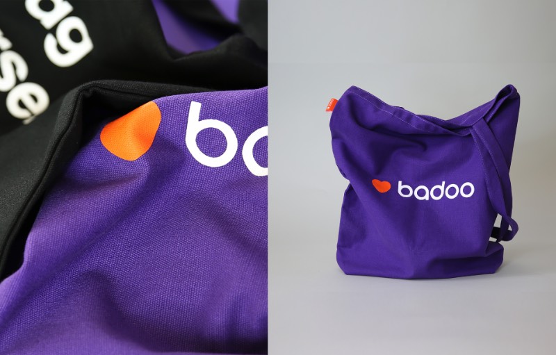Com a chegada do aniversário de dez anos do Badoo, a empresa precisava encontrar uma forma especial de celebrar tudo que eles conseguiram fazer no mundo de aplicativos de namoro. Através dos anos, a empresa criou algumas das melhores ferramentas nesse mercado em mais de 41 línguas e com presença em 190 países através do mundo. E isso não quer dizer que eles pararam por ai. Eles continuam experimentando com tecnologias e novas funções e todo esse desenvolvimento rápido acabou deteriorando um dos pontos mais importantes para uma empresa: sua identidade visual e seu branding. 